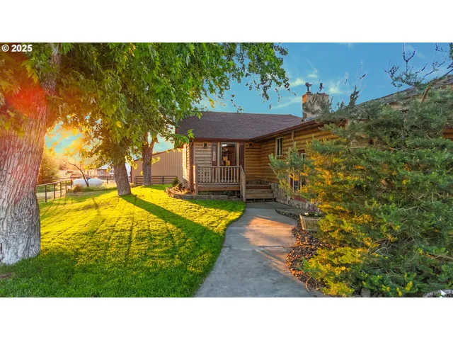 a outdoor space with swimming pool and mountain view