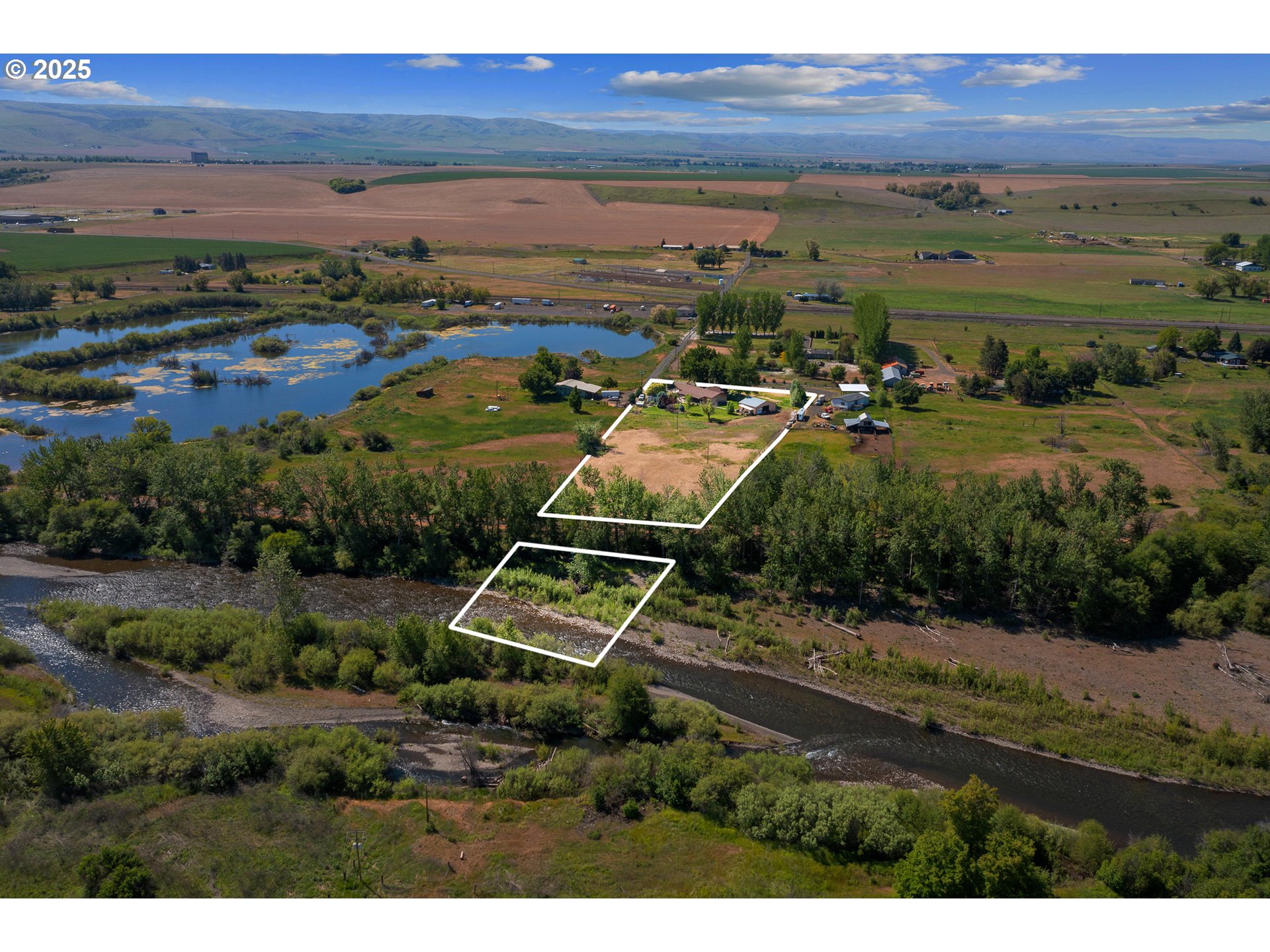 73594 Davis Lane Pendleton, OR 97801 - Photo 45 of 48 a view of a city with lawn chairs