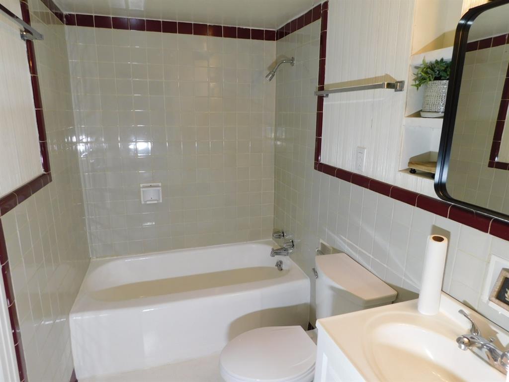 300 South Main Street Springhill, LA 71075 - Photo 24 of 35 a bathroom with a toilet and a bathtub