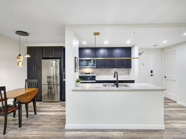 $259,900 | 334 Cherokee Avenue, Unit 103, St. Paul, MN 55107