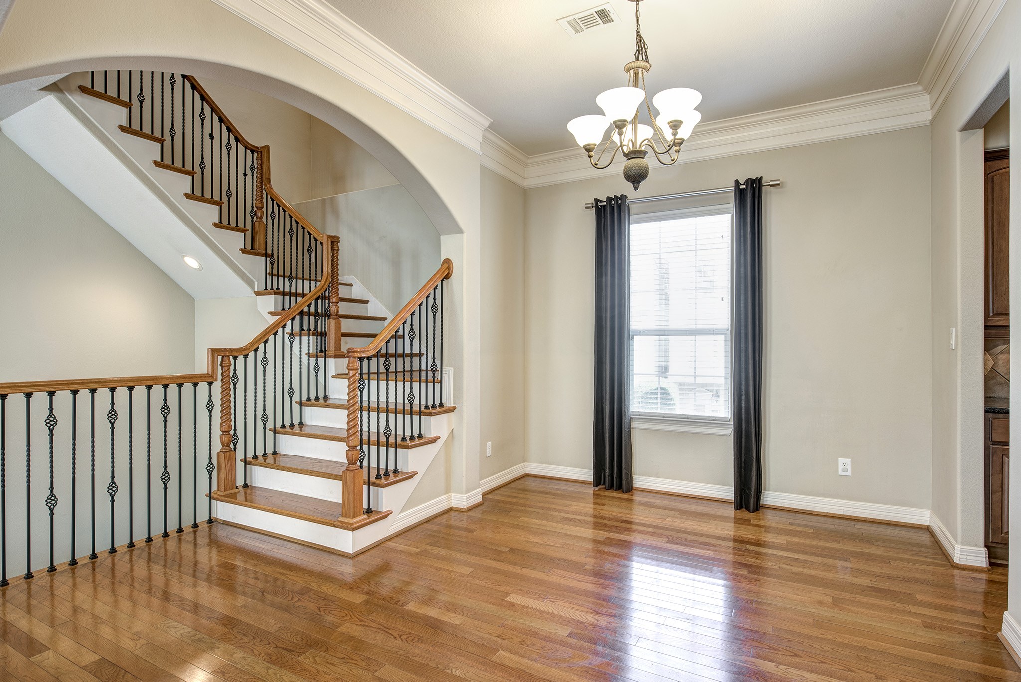 4003 Feagan Street, Unit 2 Houston, TX 77007 - Photo 13 of 25 Dining area is located off the living room and is next to the butler's pantry/dry bar.