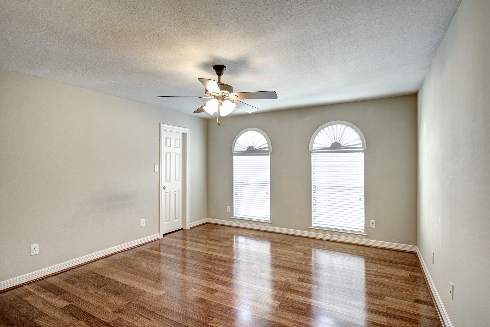 4003 Feagan Street, Unit 2 Houston, TX 77007 - Photo 19 of 25 2nd bedroom on the top floor with en suite bathroom and walk-in closet.