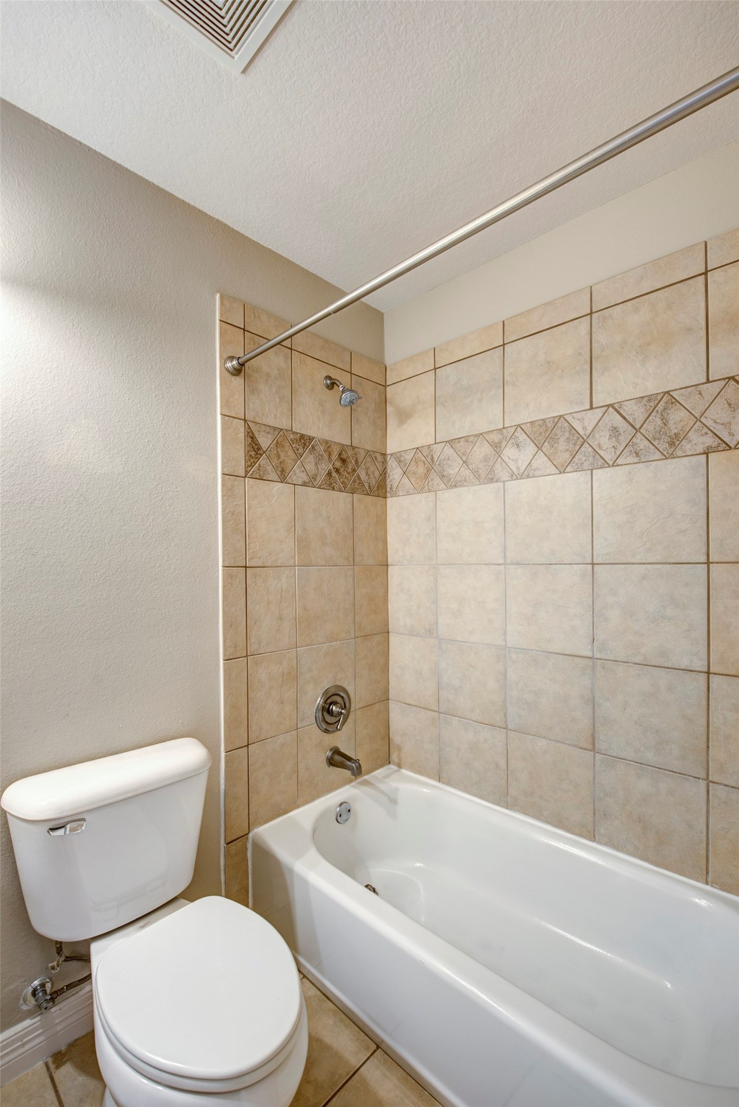 4003 Feagan Street, Unit 2 Houston, TX 77007 - Photo 20 of 25 En-suite bathroom for upstairs secondary bedroom with shower/tub and vanity.