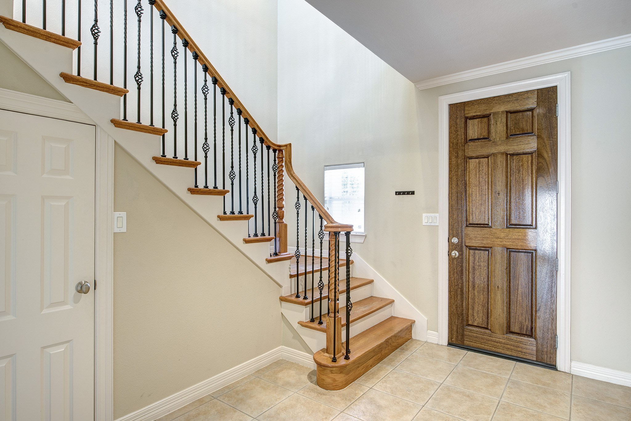 4003 Feagan Street, Unit 2 Houston, TX 77007 - Photo 2 of 25 Entryway. Also has a coat closet for storage.