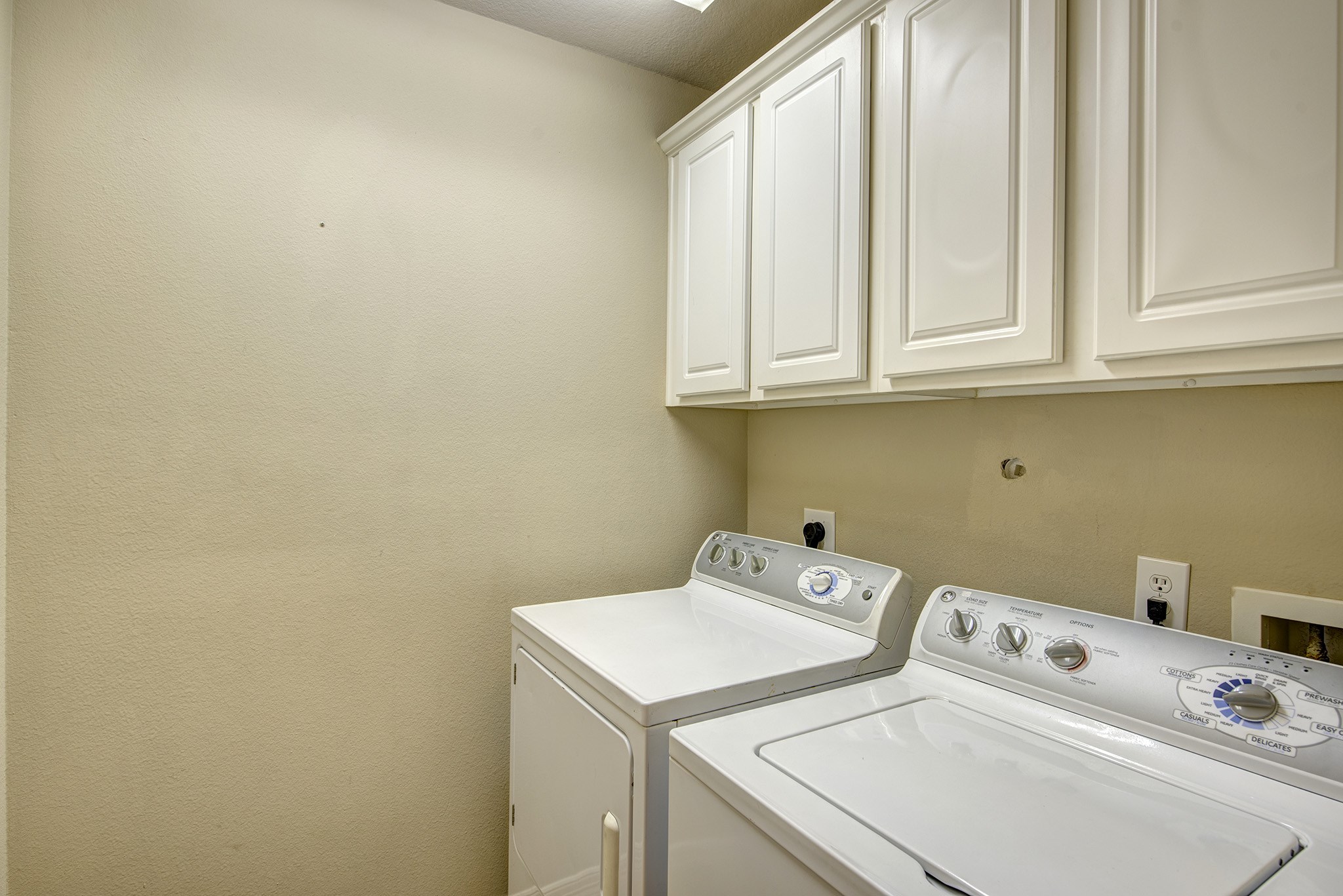 4003 Feagan Street, Unit 2 Houston, TX 77007 - Photo 21 of 25 Washer/Dryer included!! Upstairs laundry located between the master and secondary bedroom.