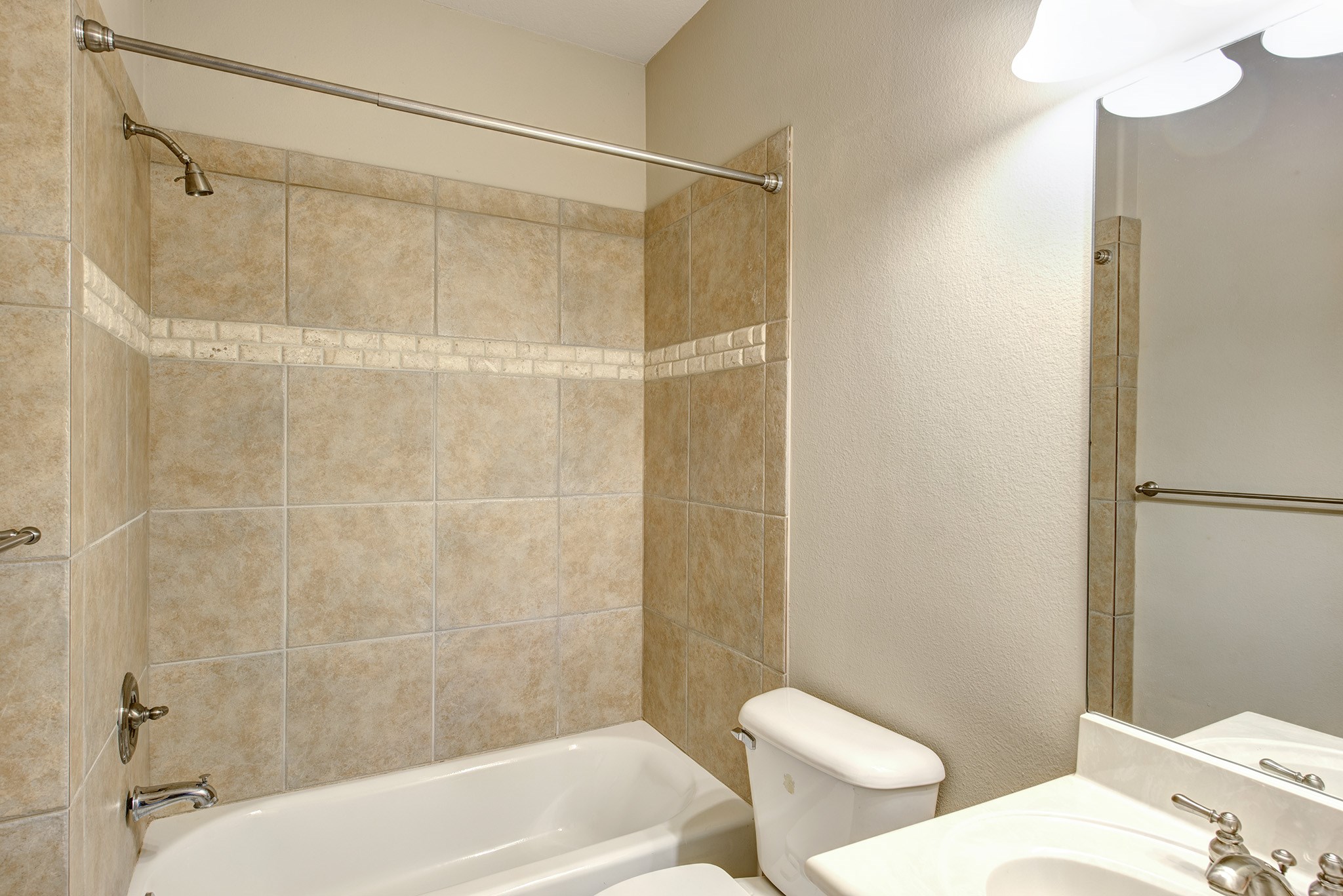 4003 Feagan Street, Unit 2 Houston, TX 77007 - Photo 4 of 25 Full bathroom with shower/tub for downstairs bedroom and study/4th bedroom.