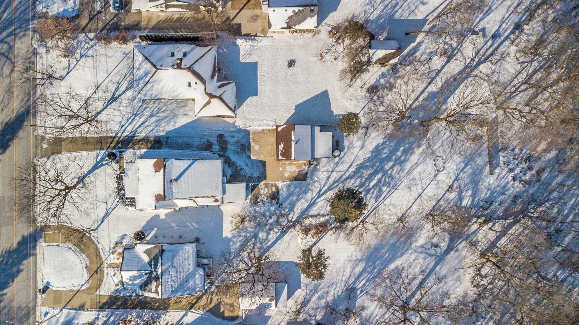 28W418 Batavia Road Warrenville, IL 60555 - Photo 21 of 24 an aerial view of a house with a yard