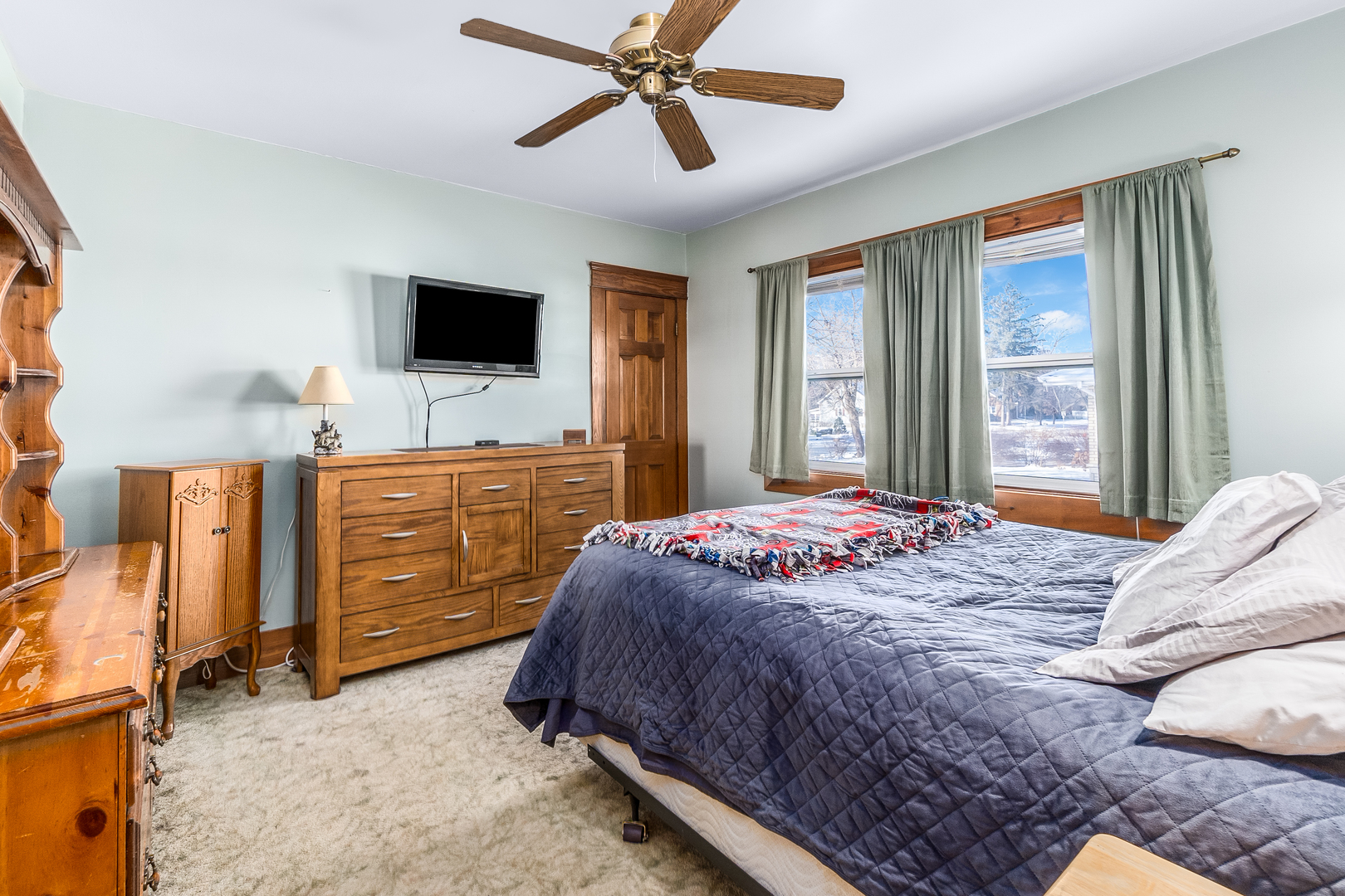 28W418 Batavia Road Warrenville, IL 60555 - Photo 8 of 24 a bedroom with a bed and a flat tv screen on dresser