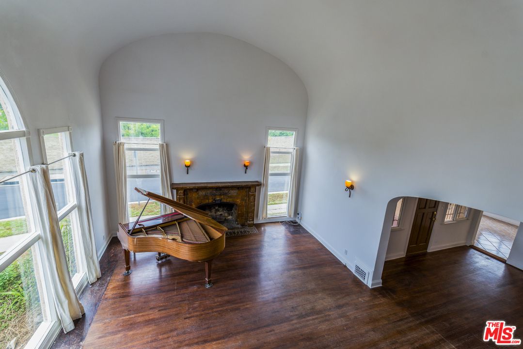 2233 Wellington Road Los Angeles, CA 90016 - Photo 3 of 17 Gallery Image 3