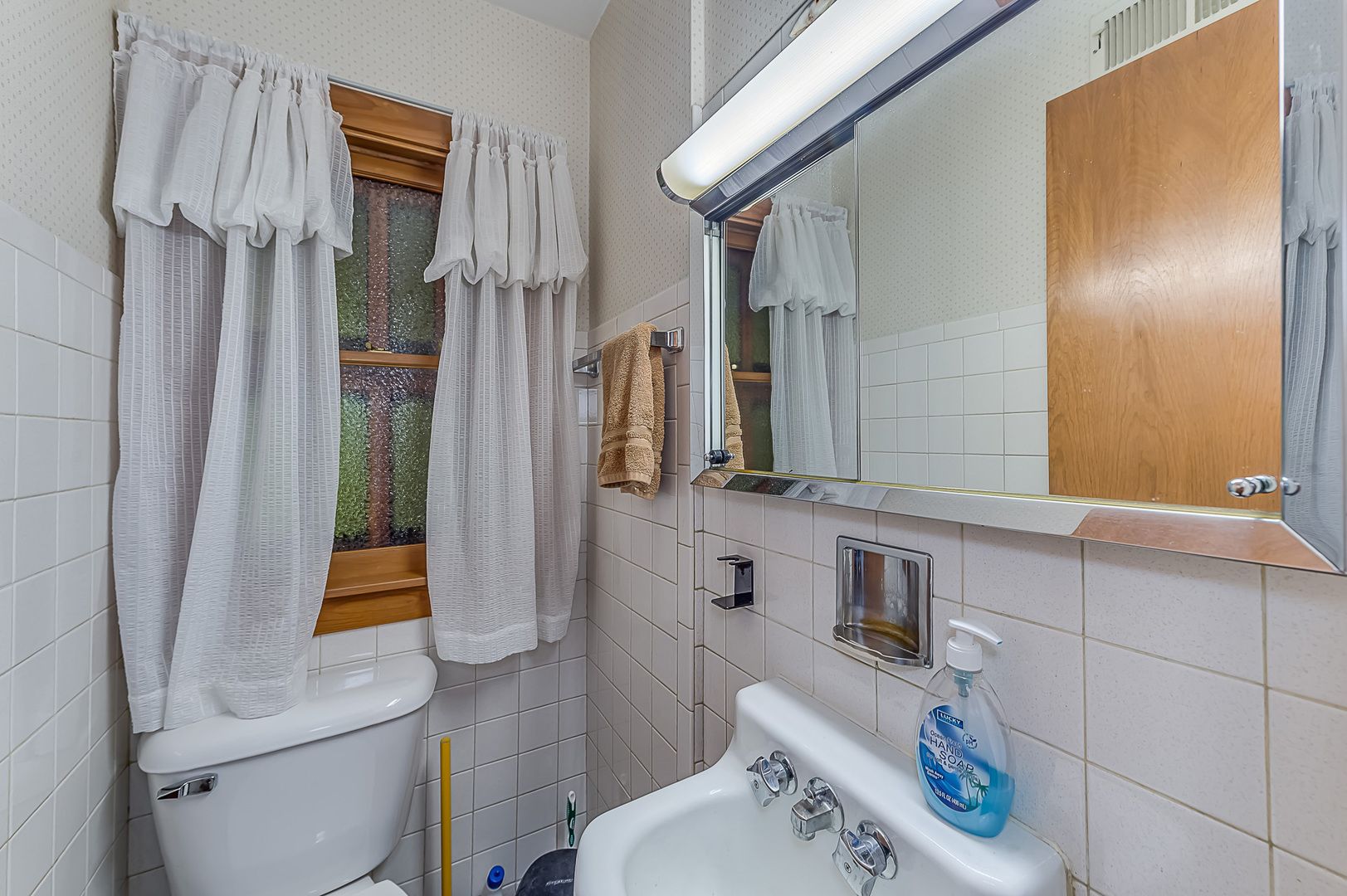 159 Parkview Drive Northlake, IL 60164 - Photo 15 of 24 a bathroom with a sink toilet and shower