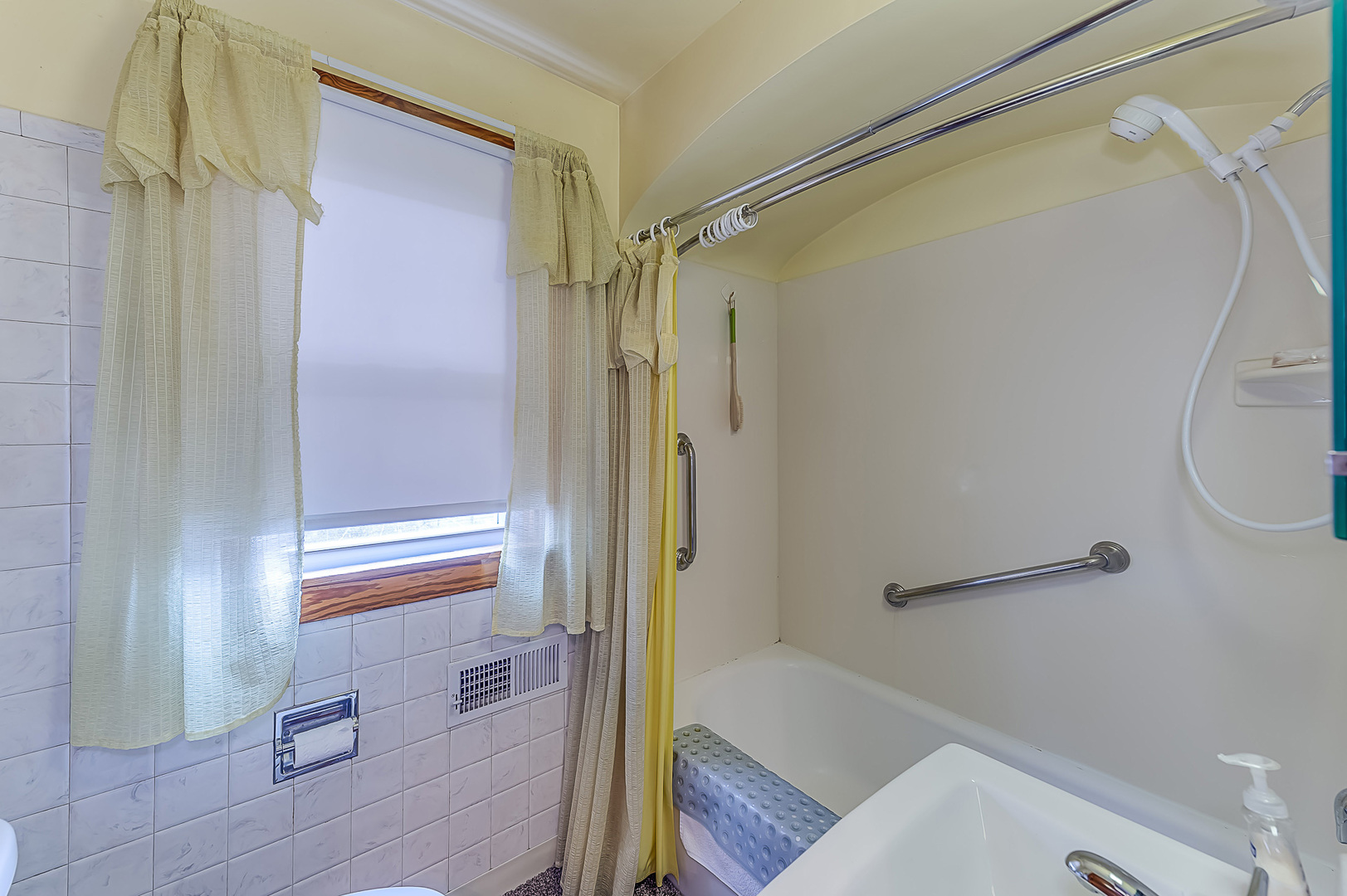 159 Parkview Drive Northlake, IL 60164 - Photo 17 of 24 a bathroom with a shower and a tub