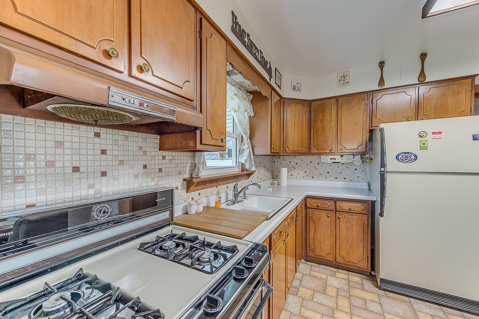 159 Parkview Drive Northlake, IL 60164 - Photo 9 of 24 a kitchen with a stove a refrigerator and cabinets