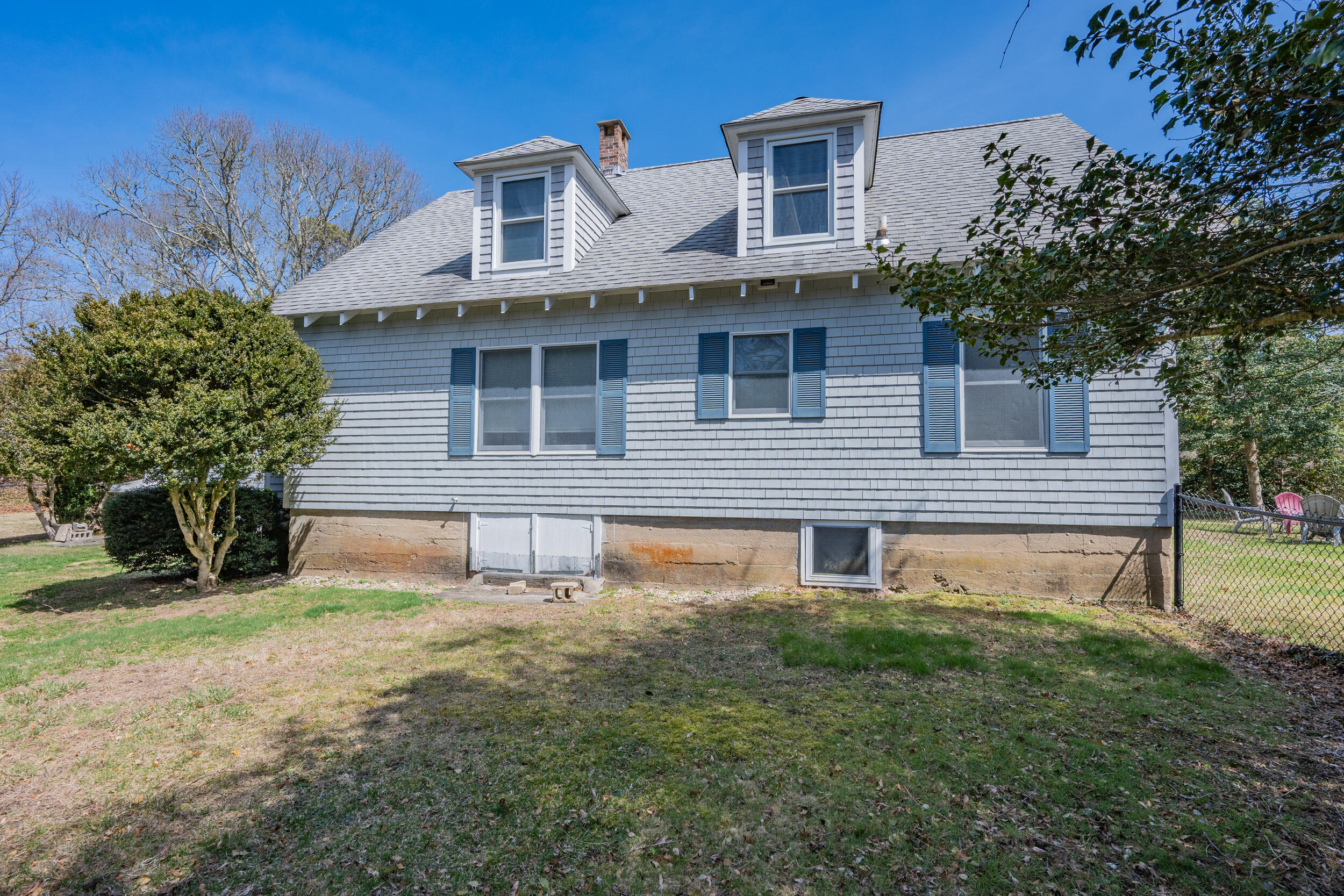 27 Head Of The Bay Road Buzzards Bay, MA 02532 - Photo 29 of 43 a front view of a house with garden