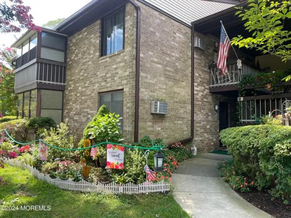 $2,300 | 175 Amberly Drive, Unit A, Manalapan, NJ 07726