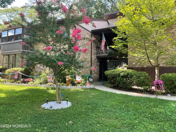$2,300 | 175 Amberly Drive, Unit A, Manalapan, NJ 07726