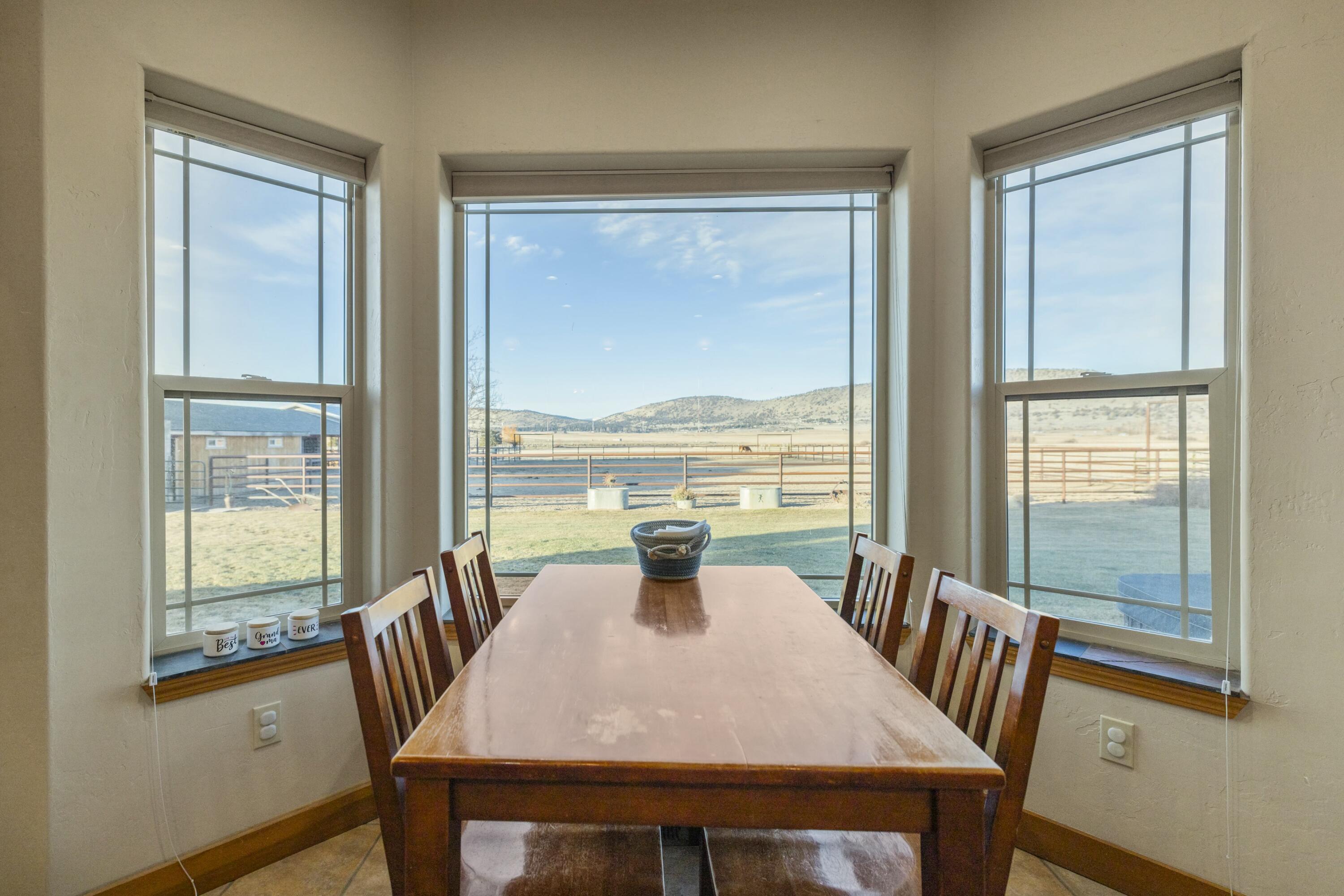 11251 Crystal Springs Road Klamath Falls, OR 97603 - Photo 17 of 64 breakfast nook