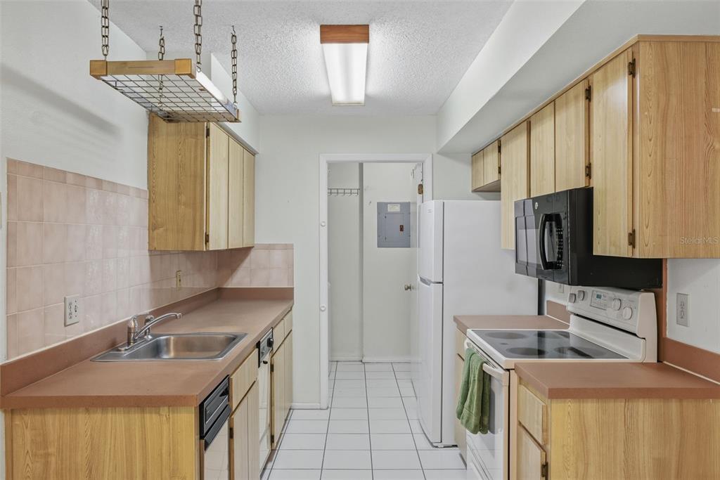 9474 Nakoma Way, Unit E Weeki Wachee, FL 34613 - Photo 12 of 31