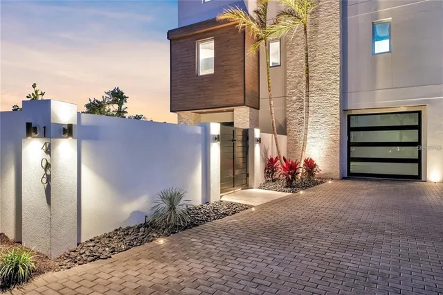 a view of a house with a backyard