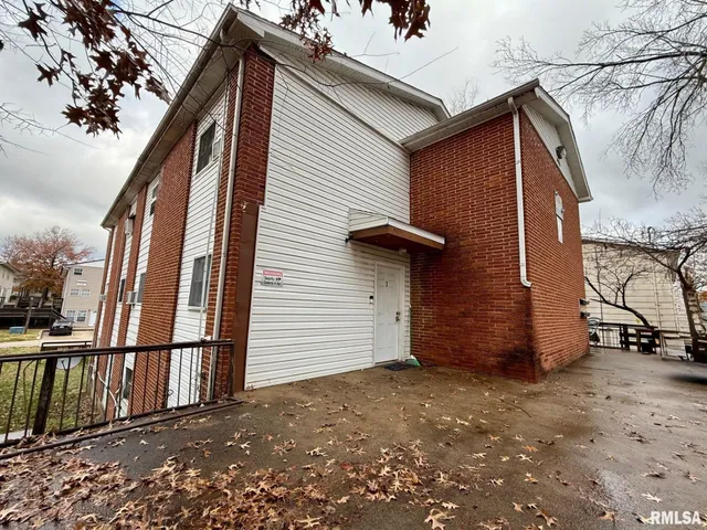 $299,900 | 410 West Freeman Street, Carbondale, IL 62901