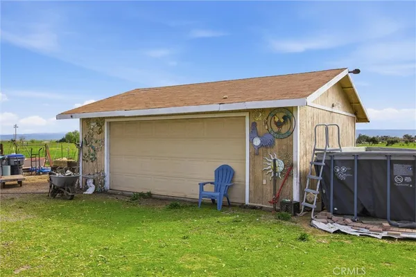 a view of a house with backyard