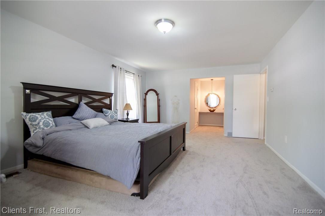 35501 Johnstown Road Farmington, MI 48335 - Photo 22 of 36 Master bedroom