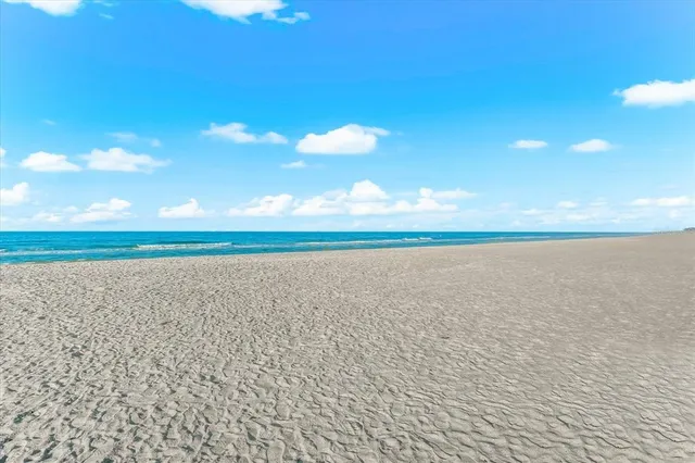 $799,000 | 102 68th Street, Unit 102, Holmes Beach, FL 34217