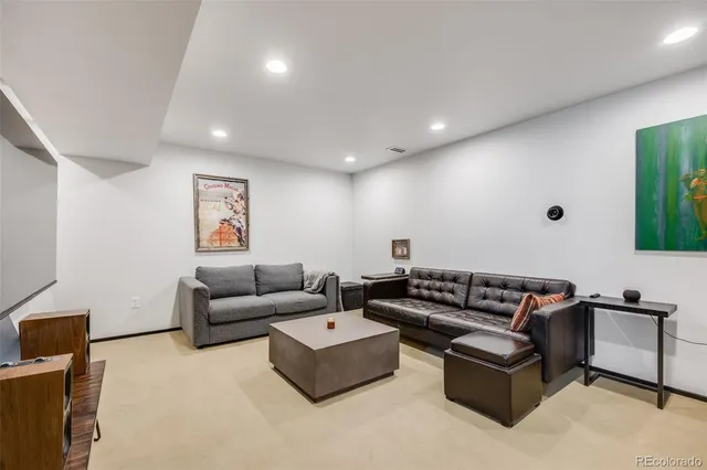 a picture of a room with a floor plan