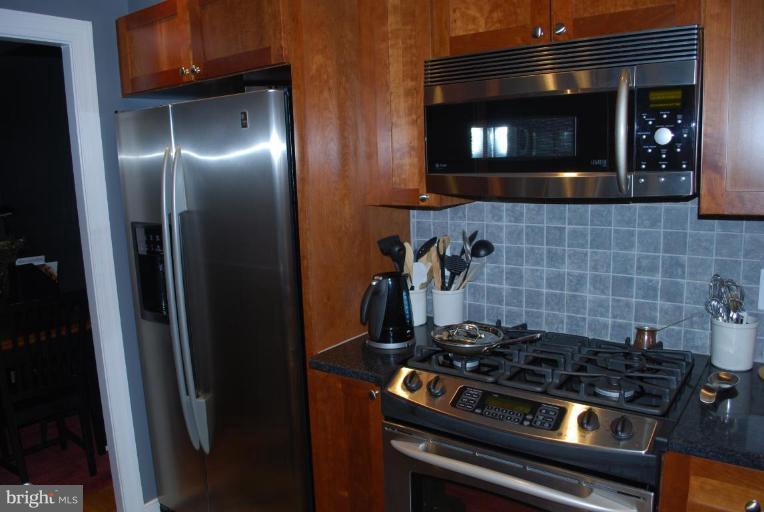 3740 Gunston Road, Unit 90837 Alexandria, VA 22302 - Photo 3 of 11 Stove and refrigerator