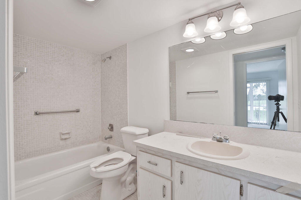 1008 Hythe A Boca Raton, FL 33434 - Photo 13 of 29 3K6A1737