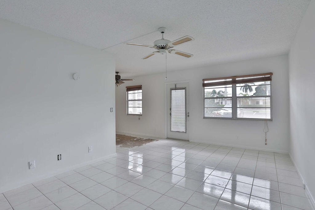 1008 Hythe A Boca Raton, FL 33434 - Photo 4 of 29 3K6A1701