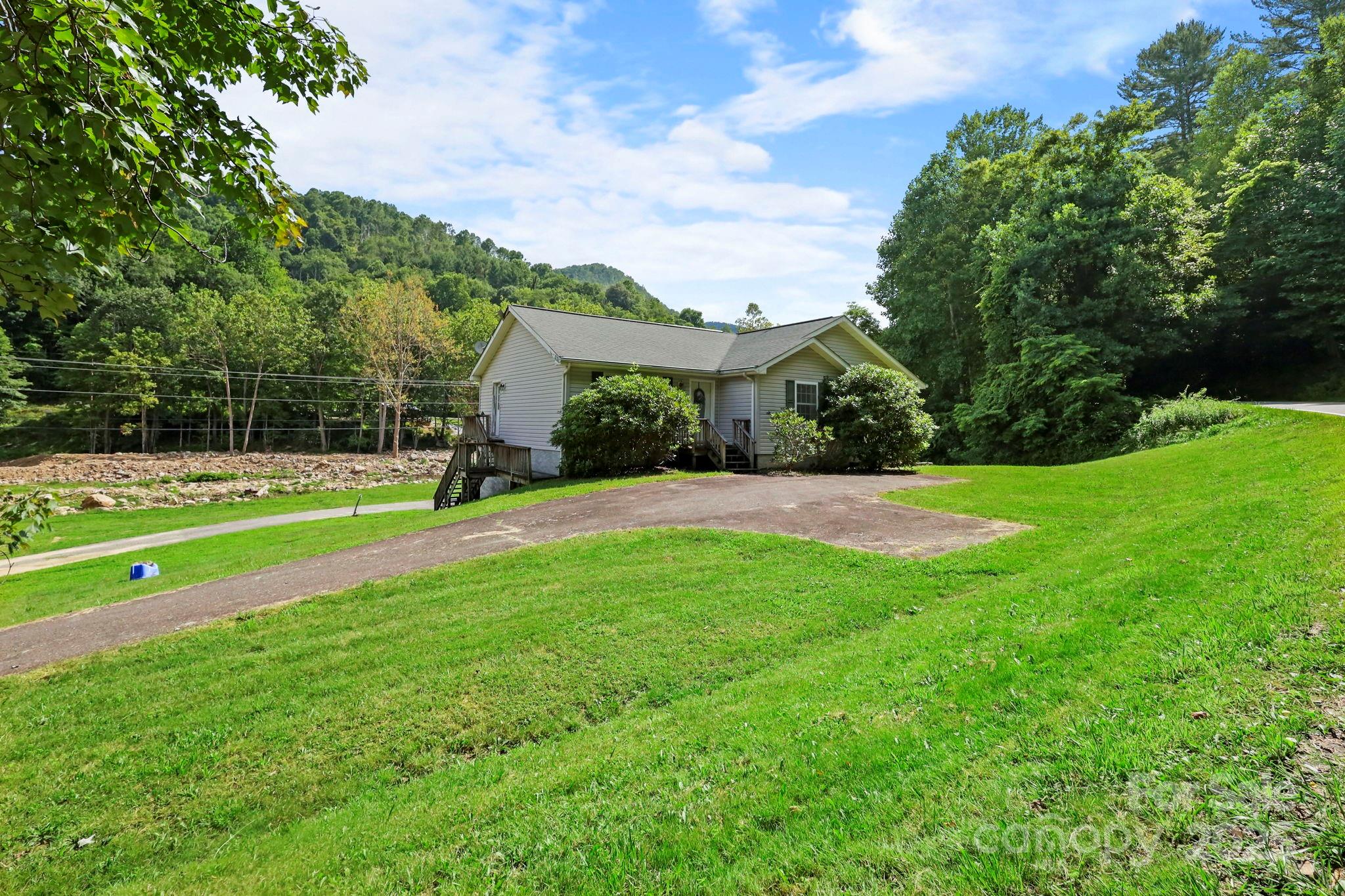 31 Barlow Road Elk Park, NC 28622 - Photo 2 of 40 a view of a volley ball court