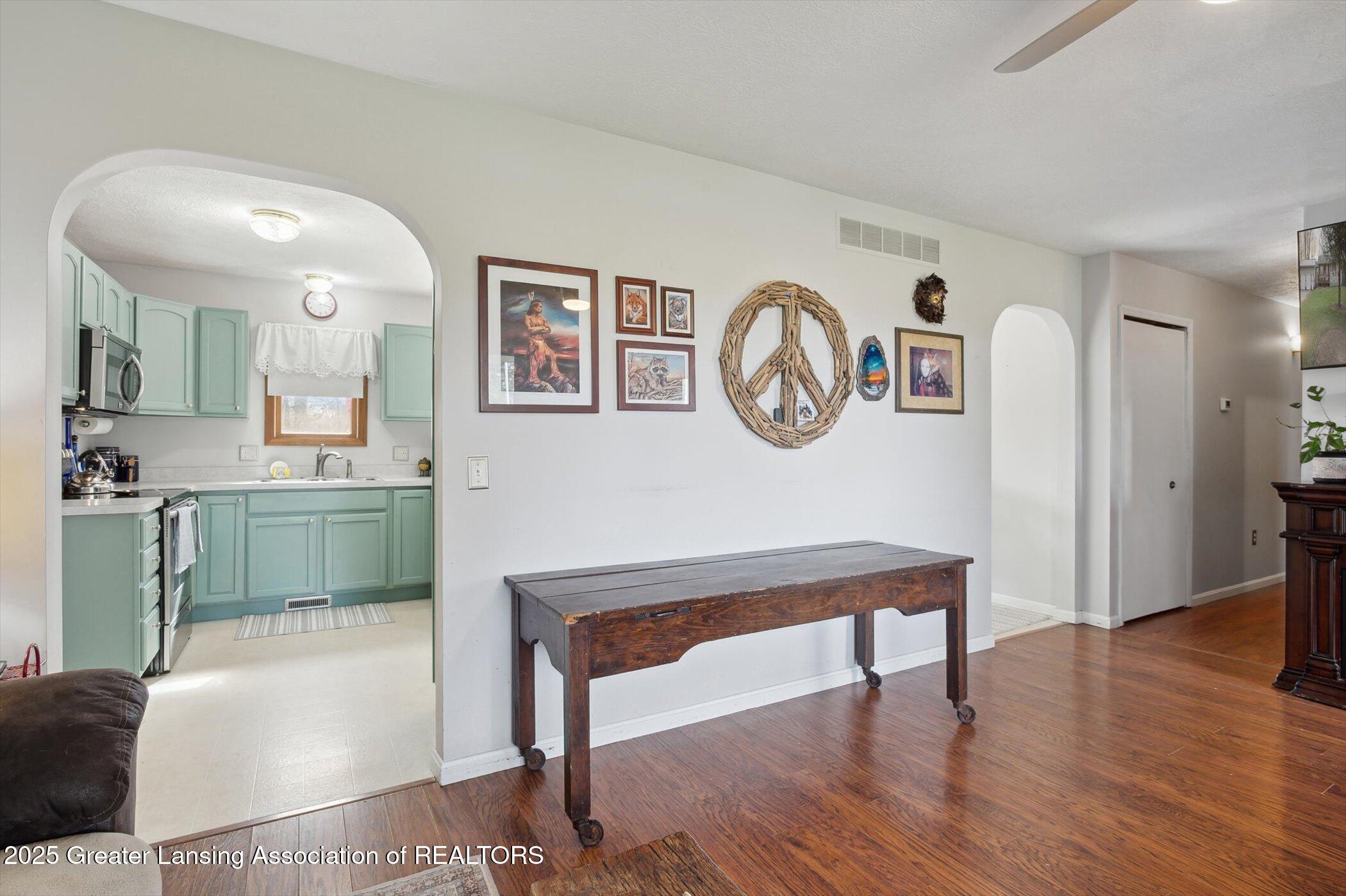 3005 Budd Road Stockbridge, MI 49285 - Photo 8 of 32 Living Room