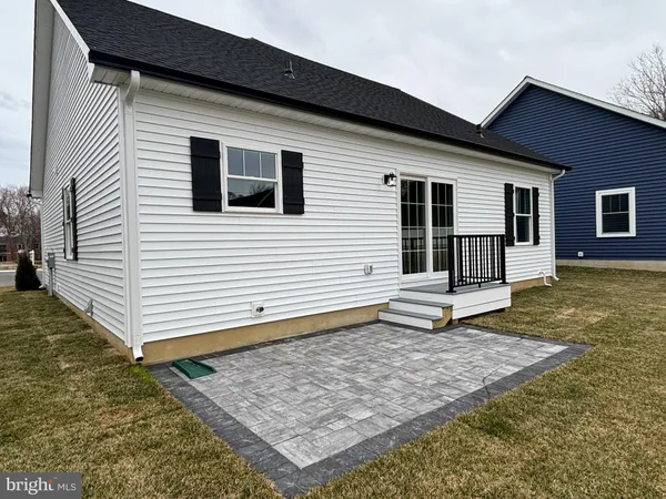 a view of a house with backyard