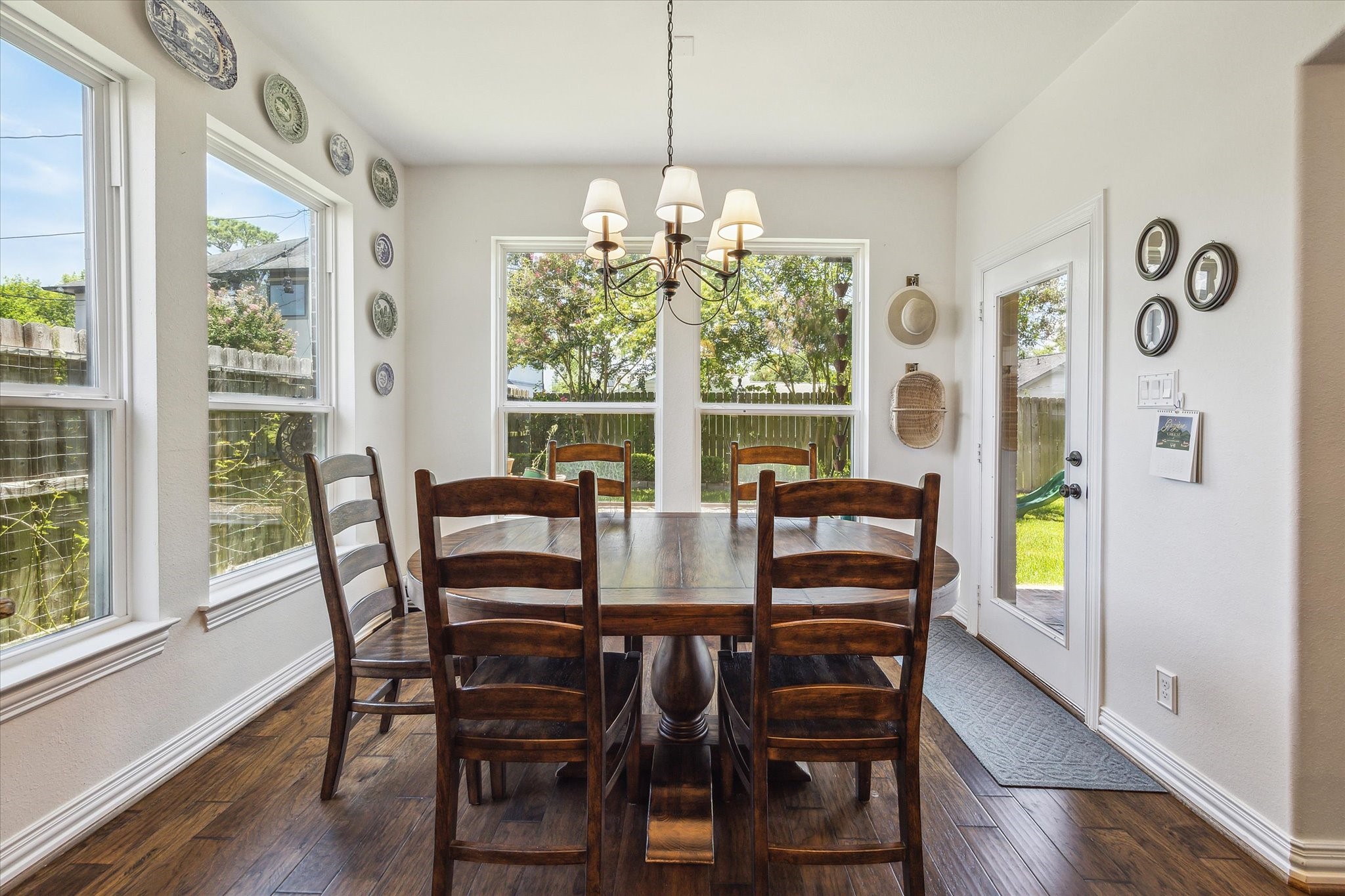 1515 Thornton Road Houston, TX 77018 - Photo 15 of 39 Sunlit informal dining area with convenient access to the backyard and patio.