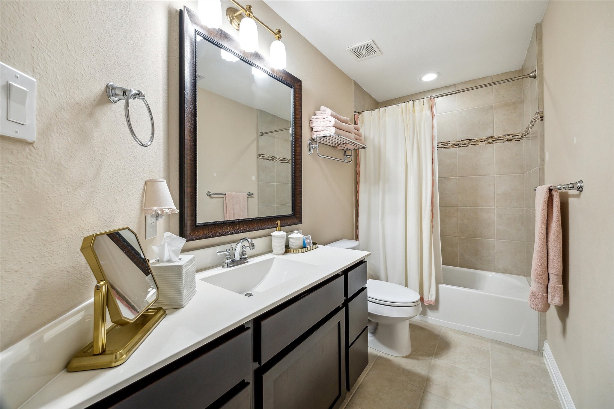 1515 Thornton Road Houston, TX 77018 - Photo 35 of 39 Shared by two secondary bedrooms, this full secondary bathroom is complete with a large vanity, tub and shower.