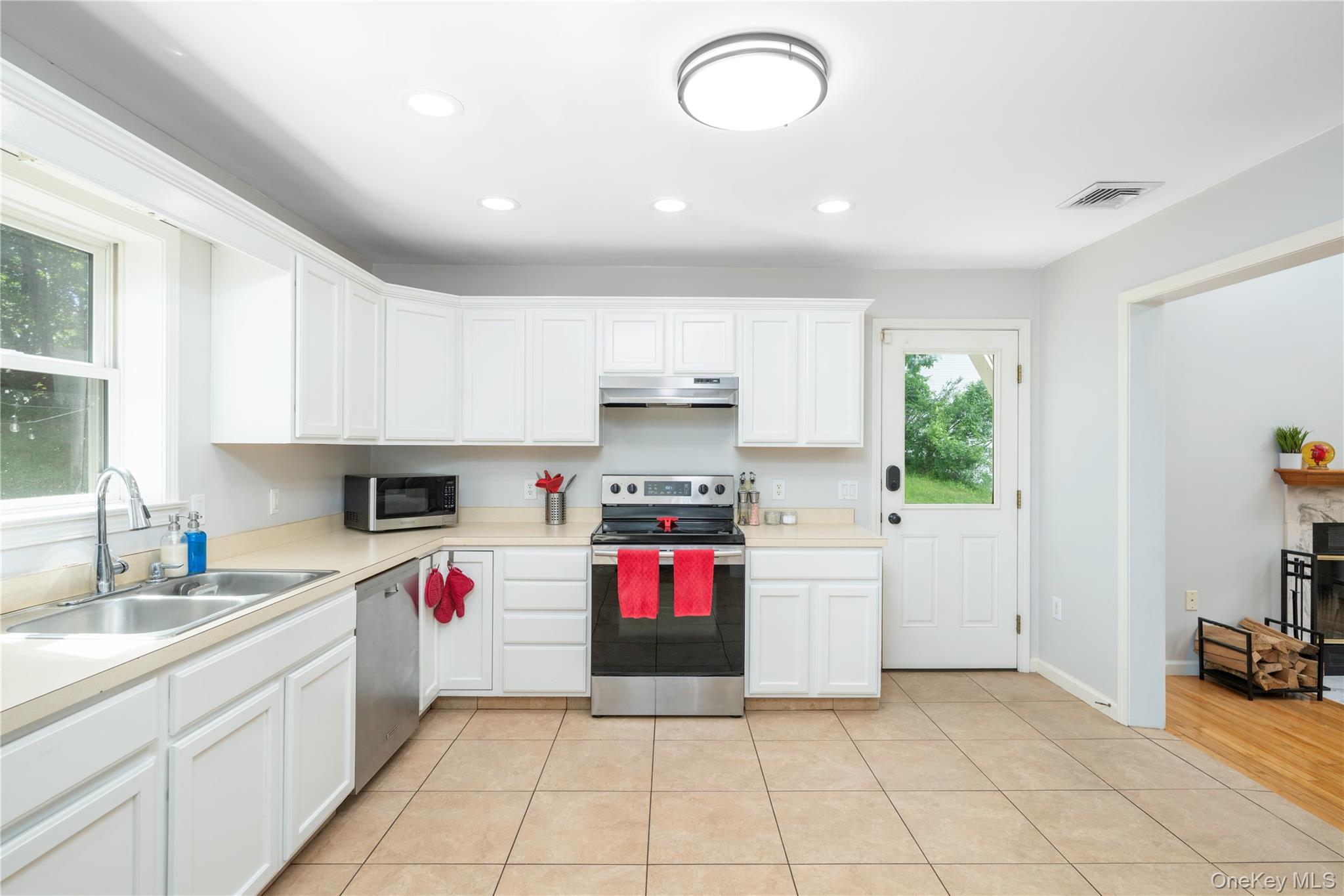 22 Elm Road Lake Peekskill, NY 10537 - Photo 4 of 46