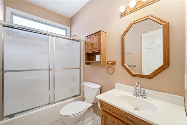 a view of a livingroom and a windows