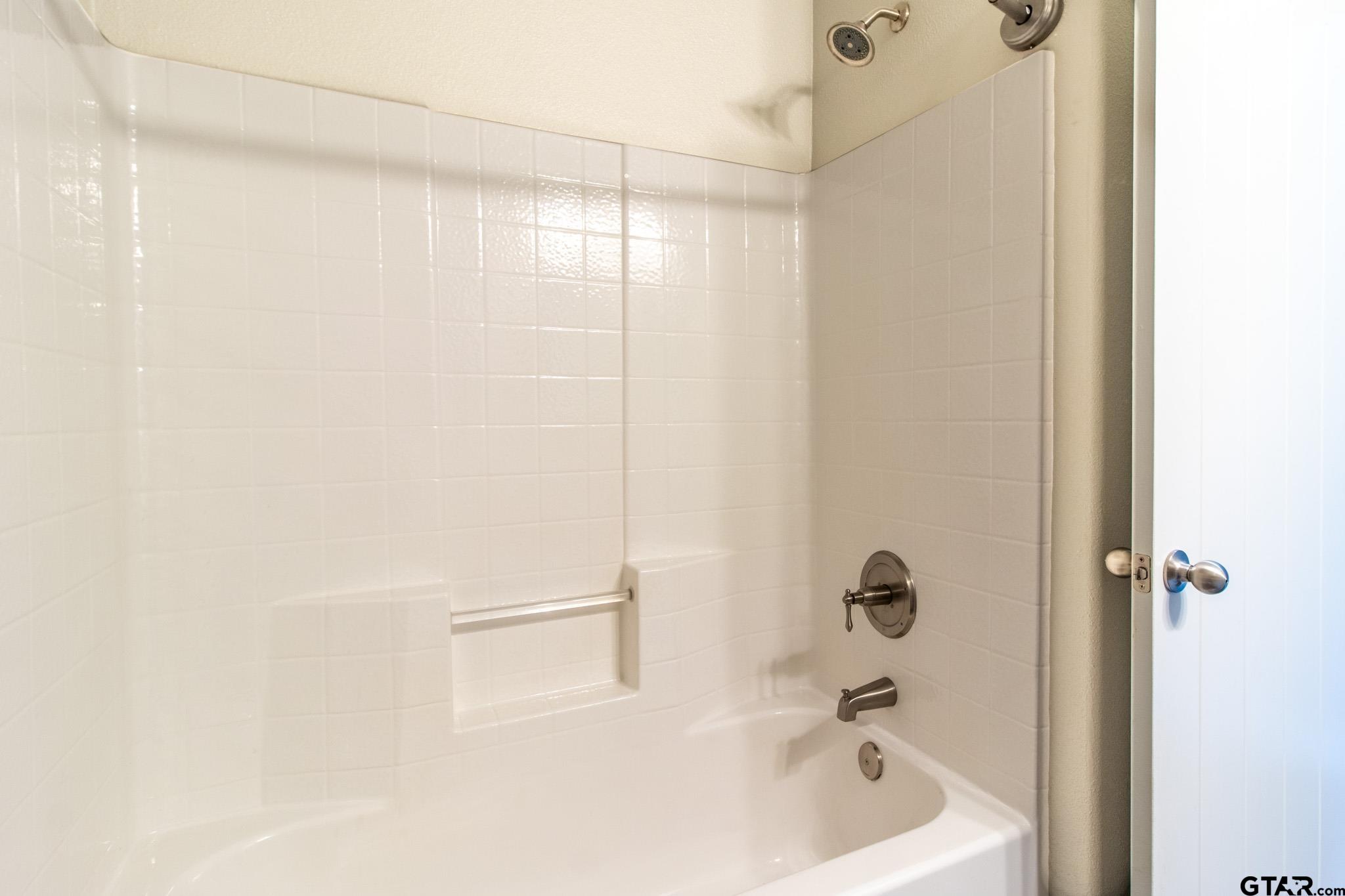 2806 Valley View Street Tyler, TX 75701 - Photo 20 of 22 a bathroom with a bathtub