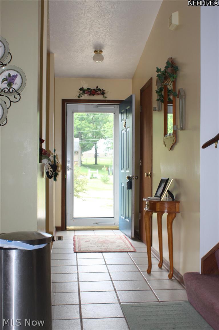 9119 Yale Road Diamond, OH 44412 - Photo 10 of 25 Entry to Front Door