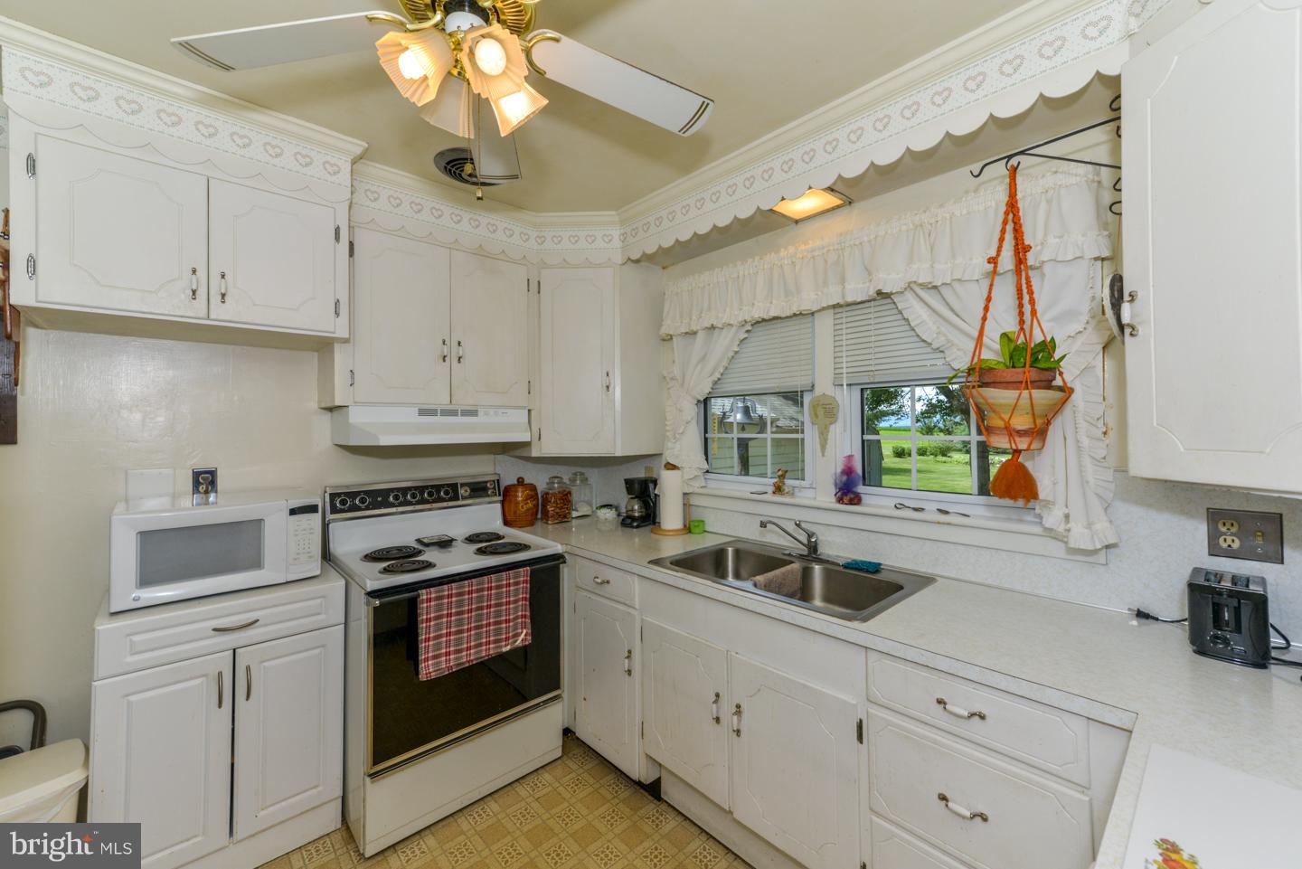 8205 Warm Spring Road Greencastle, PA 17225 - Photo 16 of 23 Living Room