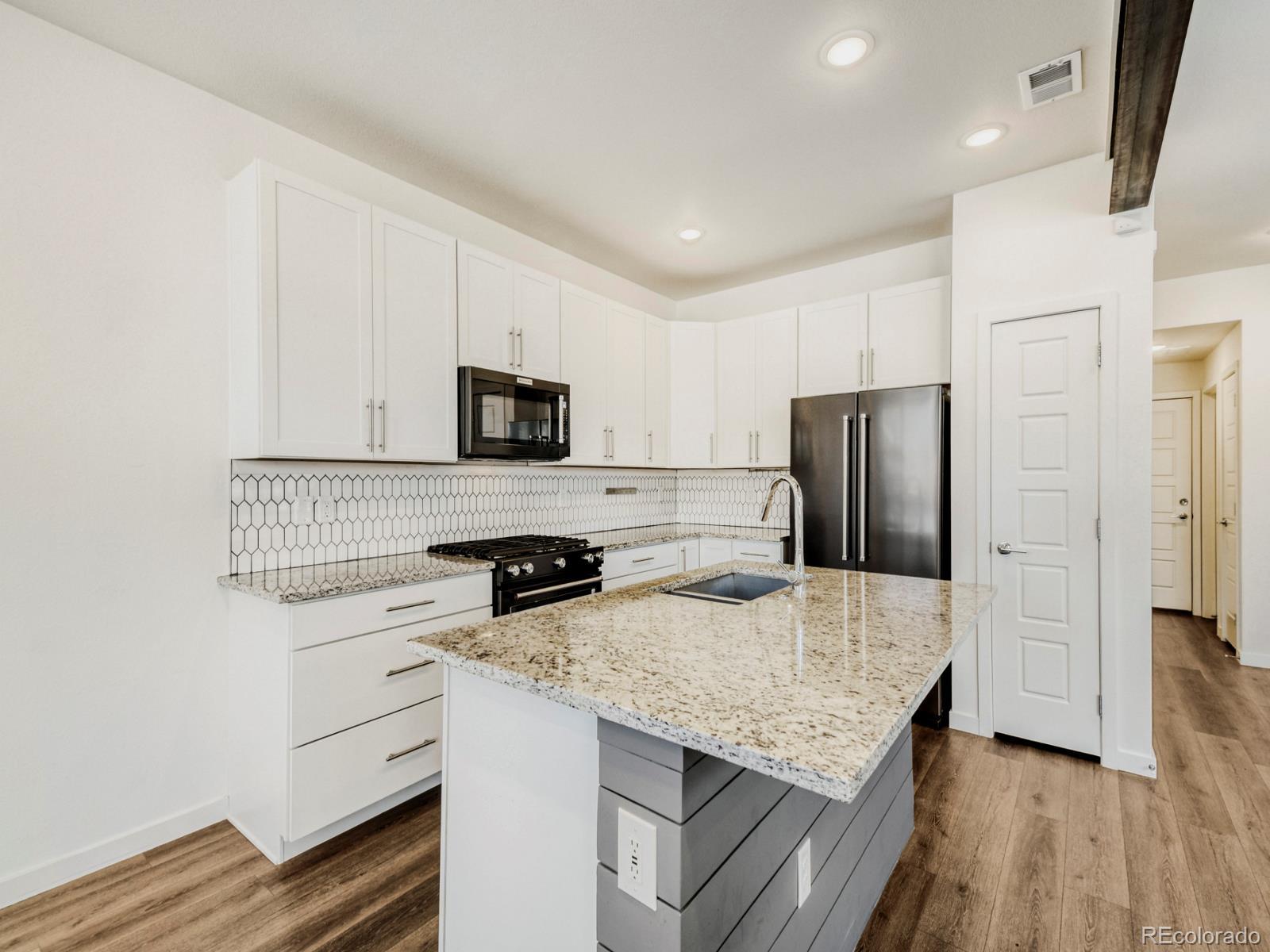 11737 West 45th Place Wheat Ridge, CO 80033 - Photo 3 of 28