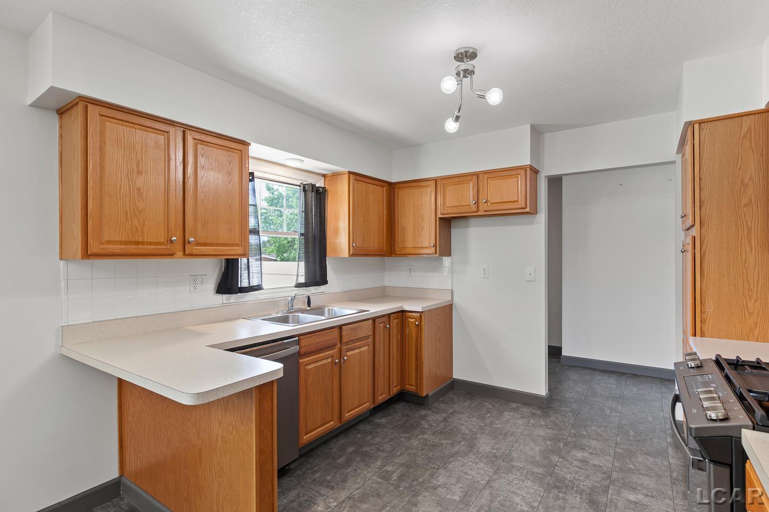 721 Riverside Avenue Adrian, MI 49221 - Photo 19 of 47 50182893-8bd4f0f3-e0f2-4a4e-a3a3-bbff975f8464.JPG