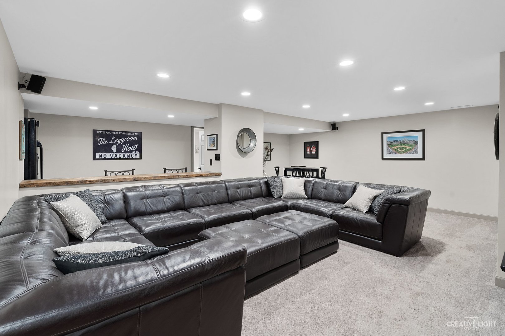 10 Aintree Road St. Charles, IL 60174 - Photo 21 of 34 a living room with furniture