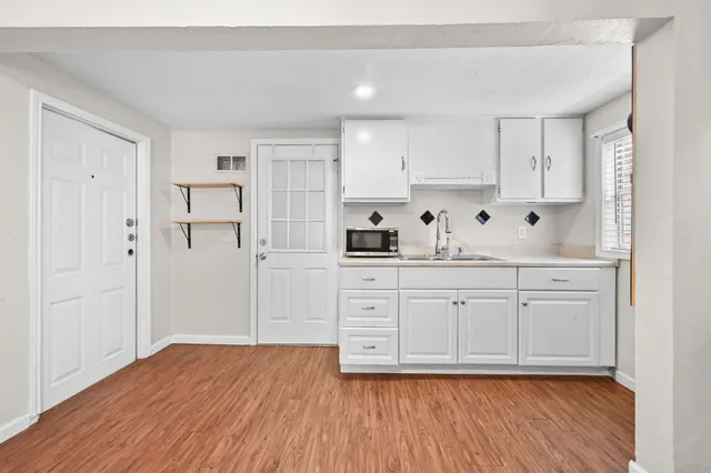 $2,000 | 1706 Riverview Street, Unit B, Austin, TX 78702