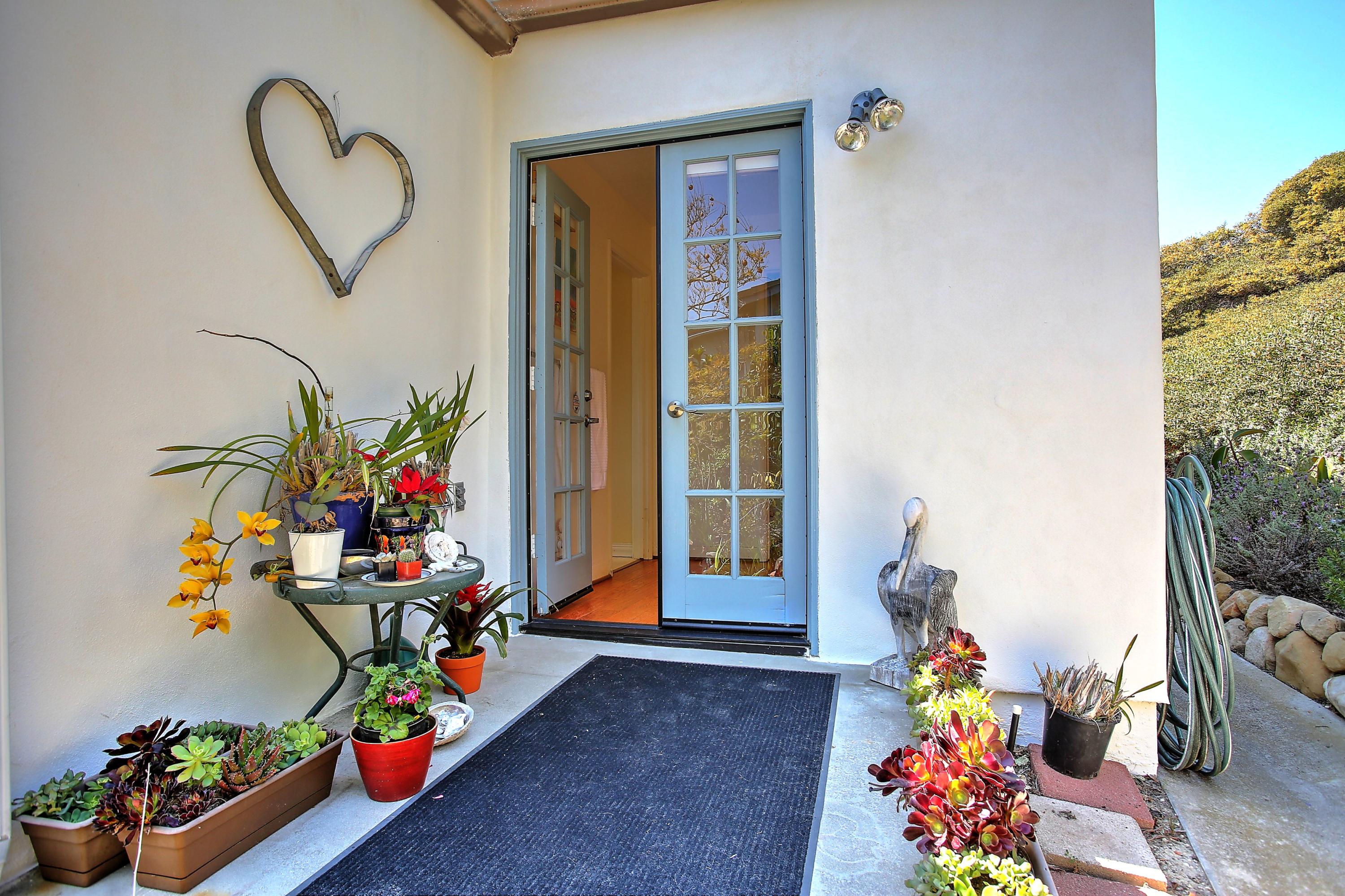 435 Fellowship Road Santa Barbara, CA 93109 - Photo 36 of 47 a room with toys and plants