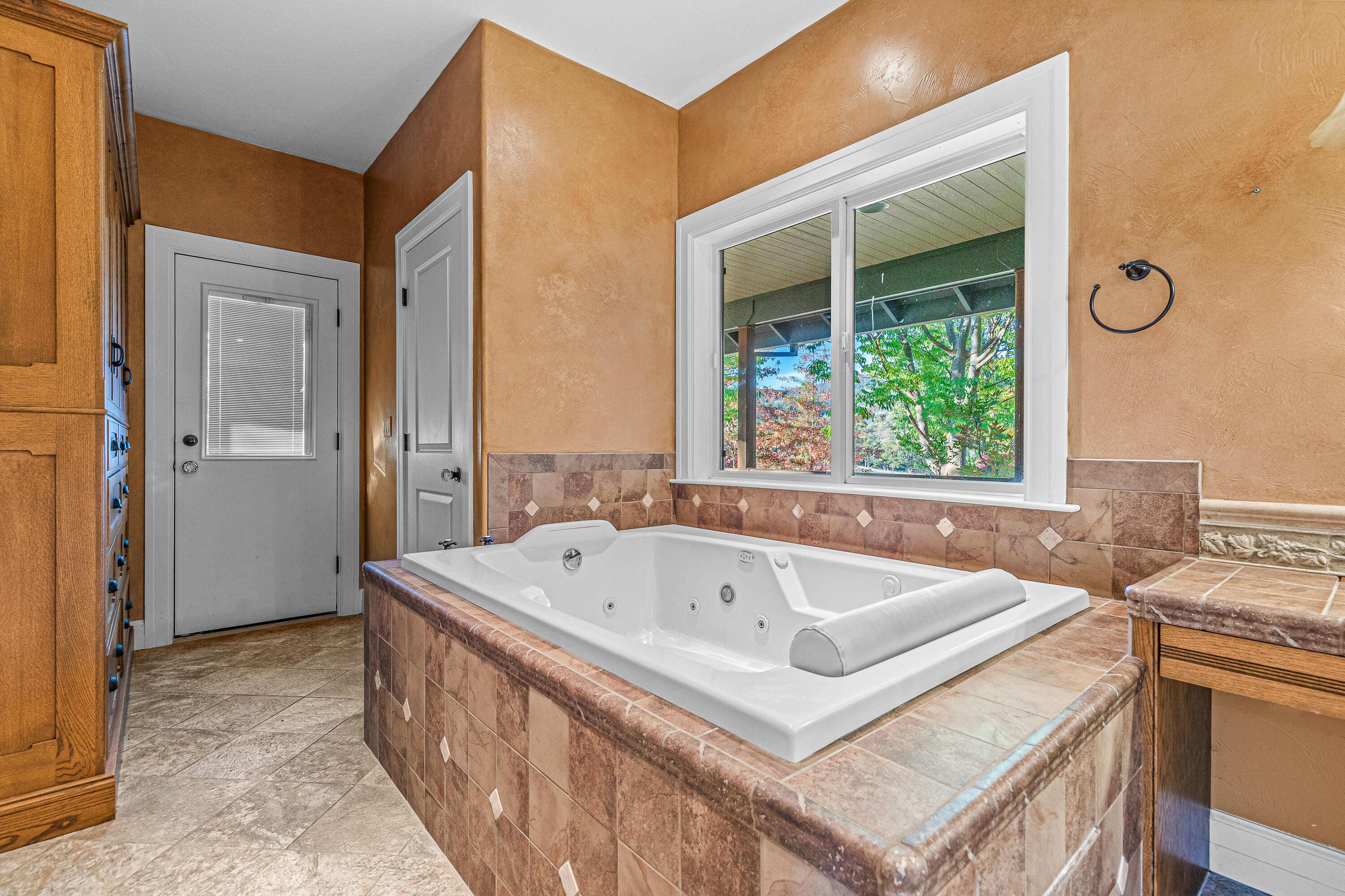1820 Dry Creek Road Eagle Point, OR 97524 - Photo 37 of 64 Master Bathroom