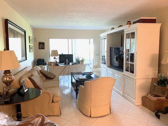 2001 Exeter Boca Raton, FL 33434 - Photo 4 of 20 Living Room