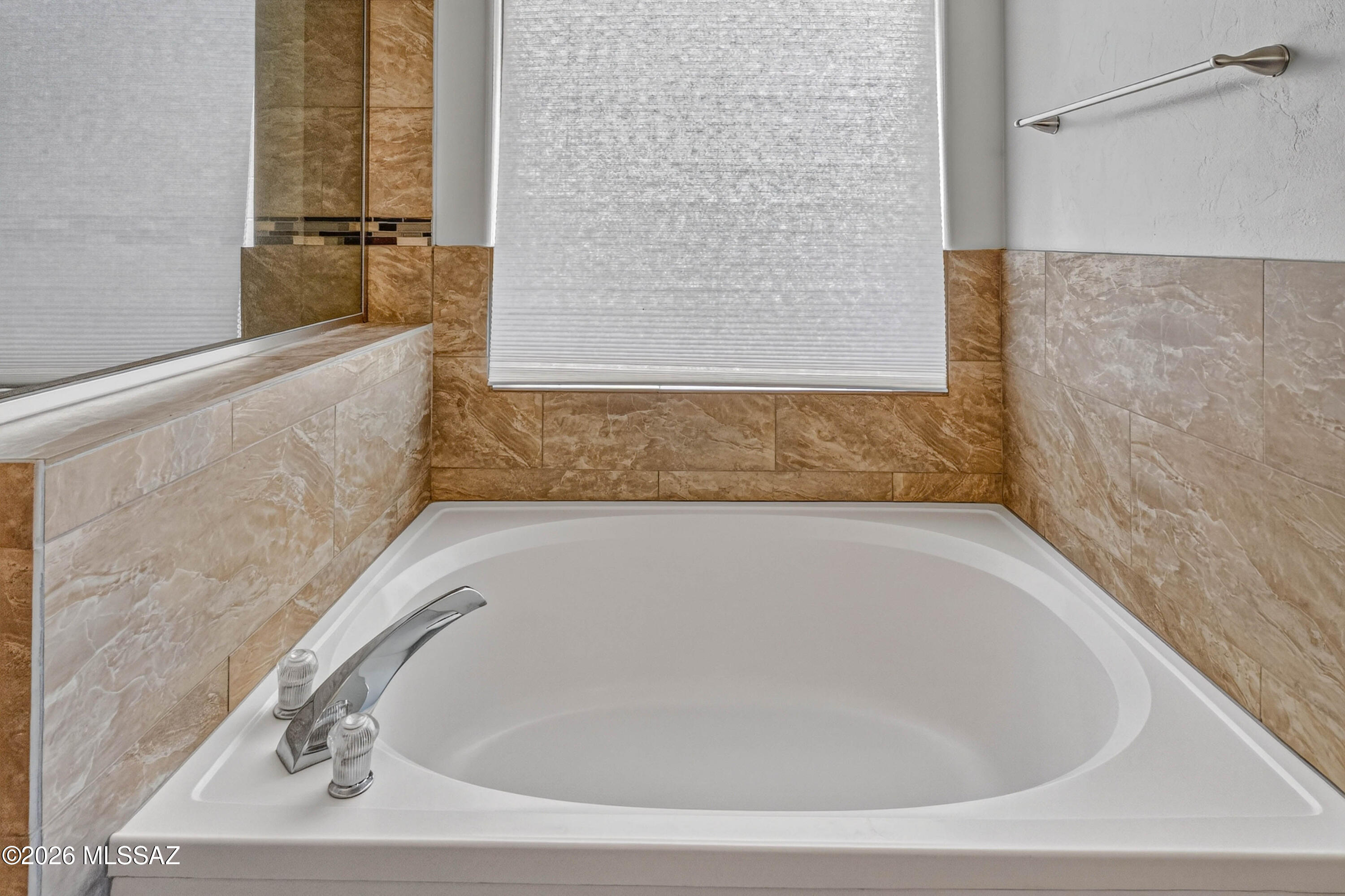 446 West Silvertip Road Tucson, AZ 85737 - Photo 30 of 51 Large Soaking Tub In Primary Bath