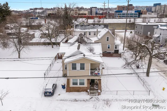 $389,900 | 700 Broadway Avenue Northwest, Grand Rapids, MI 49504