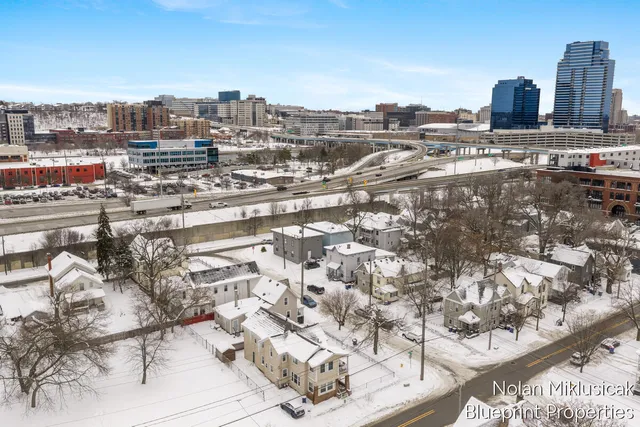$389,900 | 700 Broadway Avenue Northwest, Grand Rapids, MI 49504